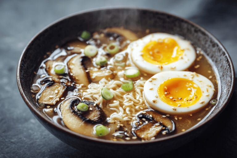 Snabb ramen med buljong, ägg och svamp