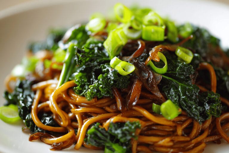 Wokade äggnudlar med ostronsås och grönkål