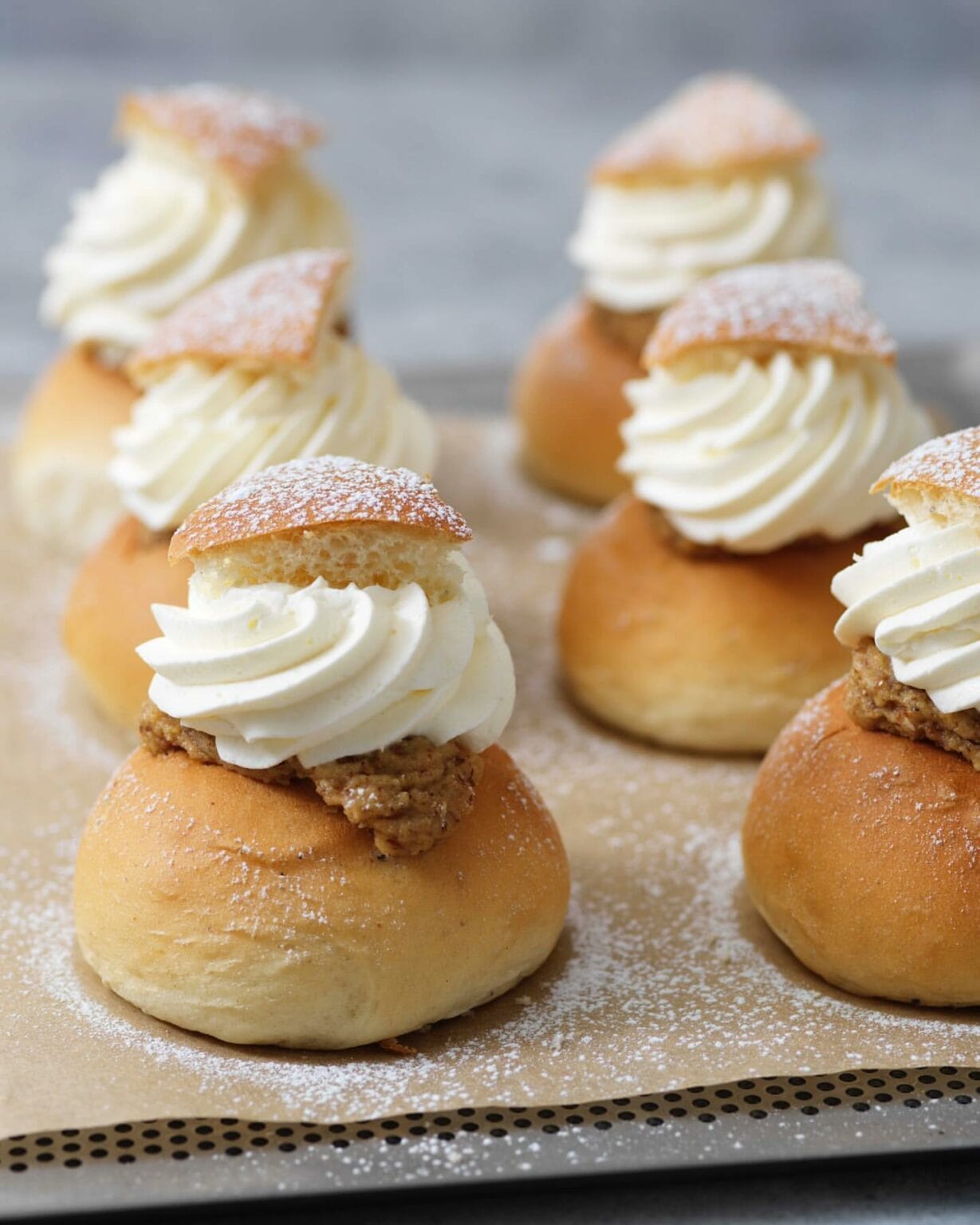 Så lyckas du med Camilla Hamids klassiska semlor