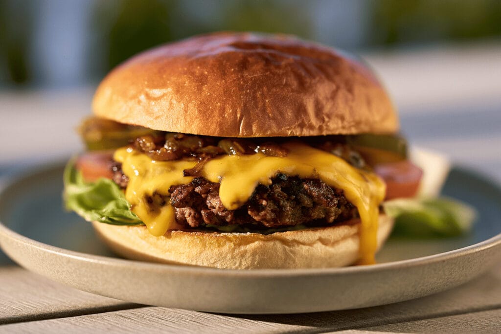 Klassisk högrevsburgare med cheddar och karamelliserad lök
