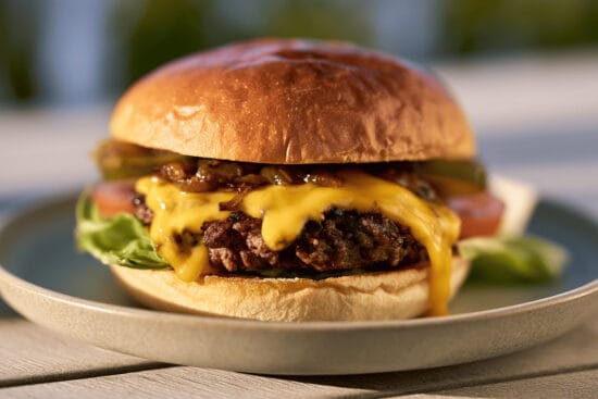 bonappetit klassisk hogrevsburgare cheddar karamelliserad lok