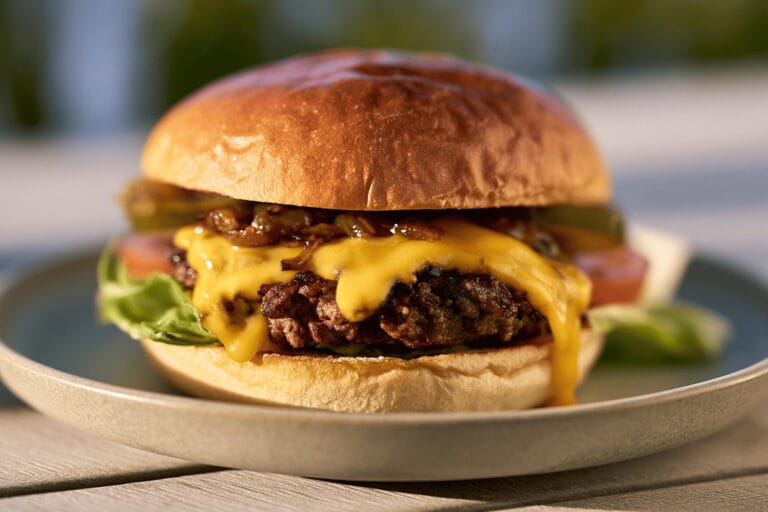 Klassisk högrevsburgare med cheddar och karamelliserad lök