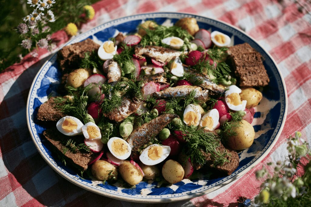 Stefan Ekengrens 5 sommarrätter alla vill laga nu 5 matjessallad med brynt smor och kavringskrisp