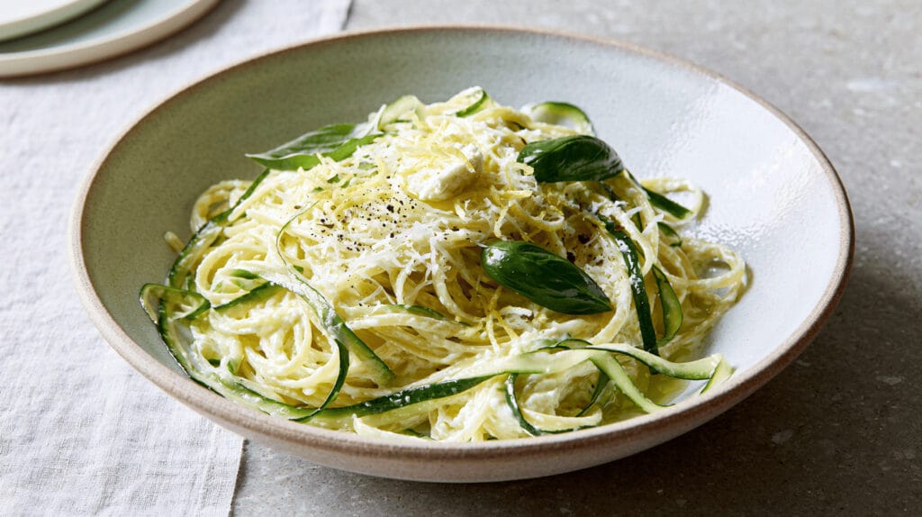 Citronpasta med hyvlad zucchini