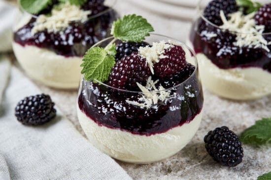 bonappetit vit chokladmousse med bjornbarskompott