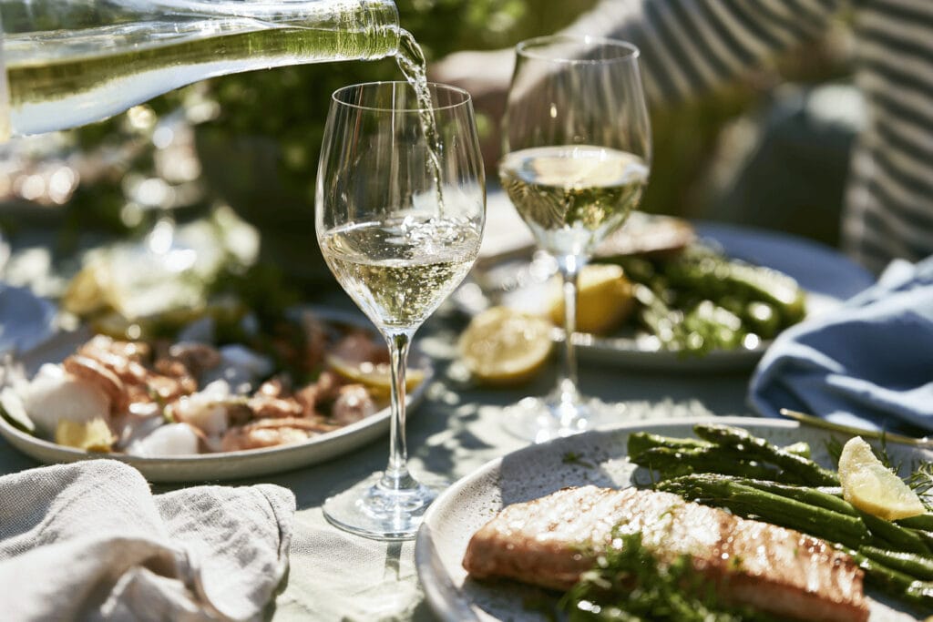 vitvin svensk sommarbord
